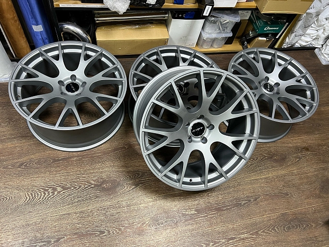 картинка Новые диски Hellcat SRT Syle R20 J9 ET18 5X114.3 серый мат магазин  StreetTuning 