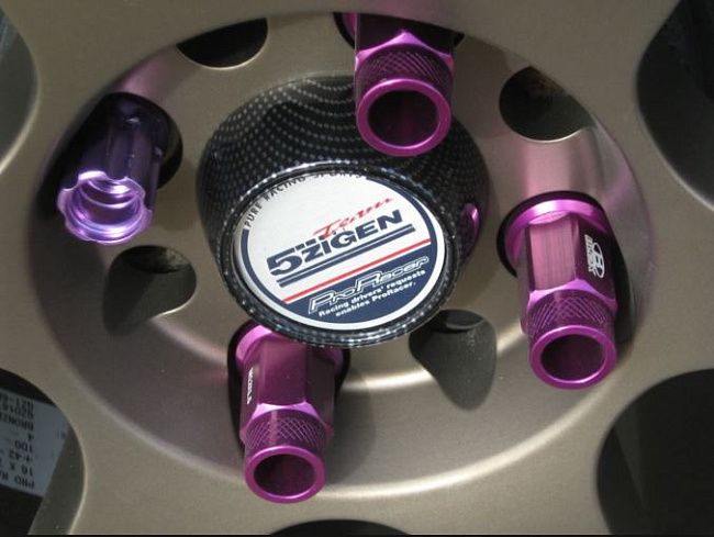 картинка Комплект гаек Blox style 52 мм, фиолетовые М12 х 1.25 магазин  StreetTuning 