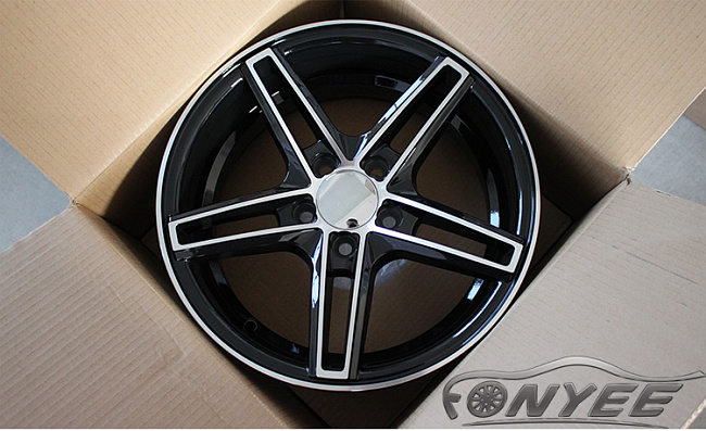 картинка Новые диски Vossen CV5 Replica R17 5X114,3 ET35 J7 черный глянец + серебро магазин  StreetTuning 