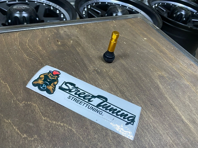 картинка Ниппель (вентиль) для колес, цвет золотой TR414Y магазин  StreetTuning 