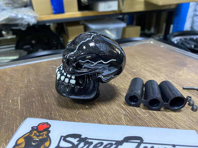 картинка Ручка КПП "Череп", цвет черный. магазин  StreetTuning 