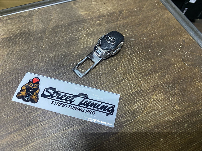 картинка Обманка "заглушка" в ремень безопасности Toyota (1шт) магазин  StreetTuning 