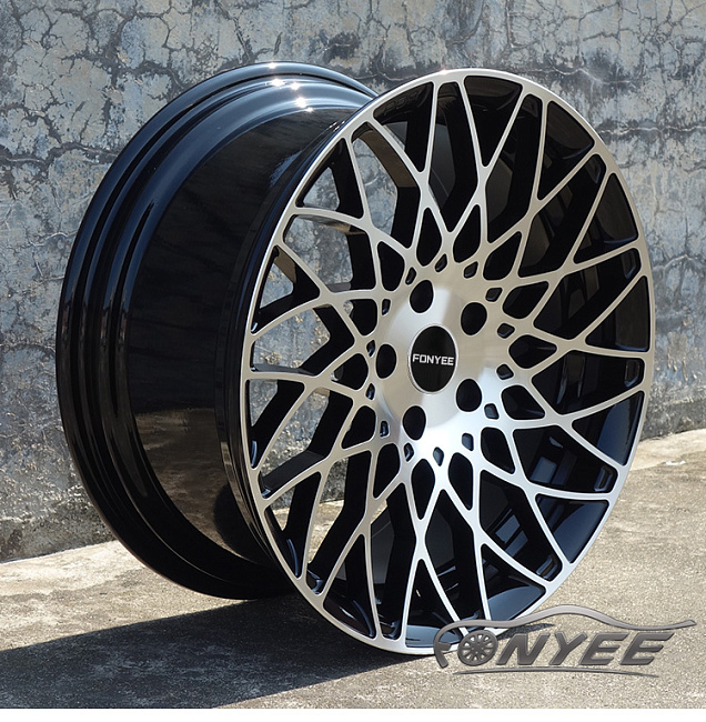 картинка Новые диски Dibite R18 5x114,3 ET35 J8,5 черные + серебро магазин  StreetTuning 