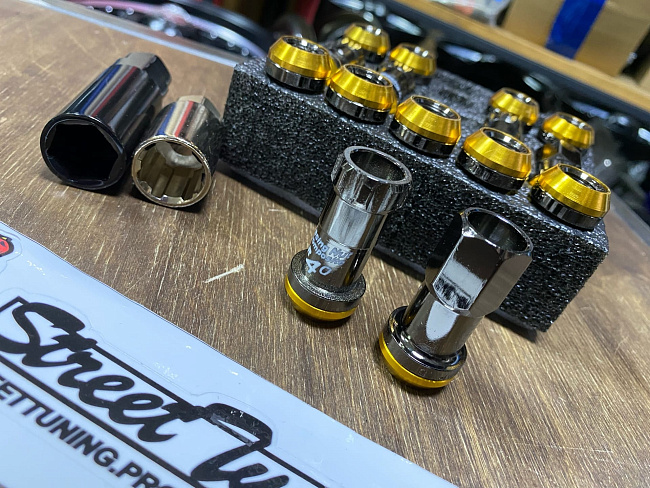 картинка Комплект гаек Kics Racing Composite R40 черные M12 x 1.5 магазин  StreetTuning 