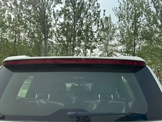 картинка Задний фонарь спойлер затемнённый для Toyota Land Cruiser LC300 22-23 магазин  StreetTuning 