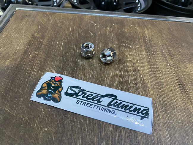 картинка Гайка Starleks 7/16 конус, высота 17 мм, с выступом, открытая, ключ 19мм, цинк (400043Z) магазин  StreetTuning 