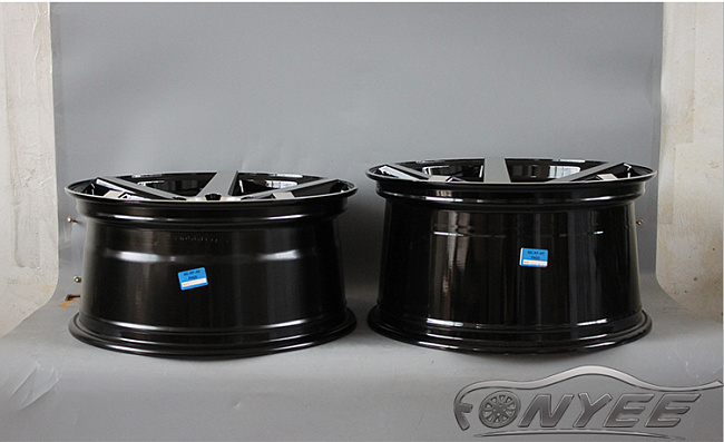 картинка Новые диски Versus VS83 R18 5х120 ET25 J8,5 серебро + черный глянец магазин  StreetTuning 